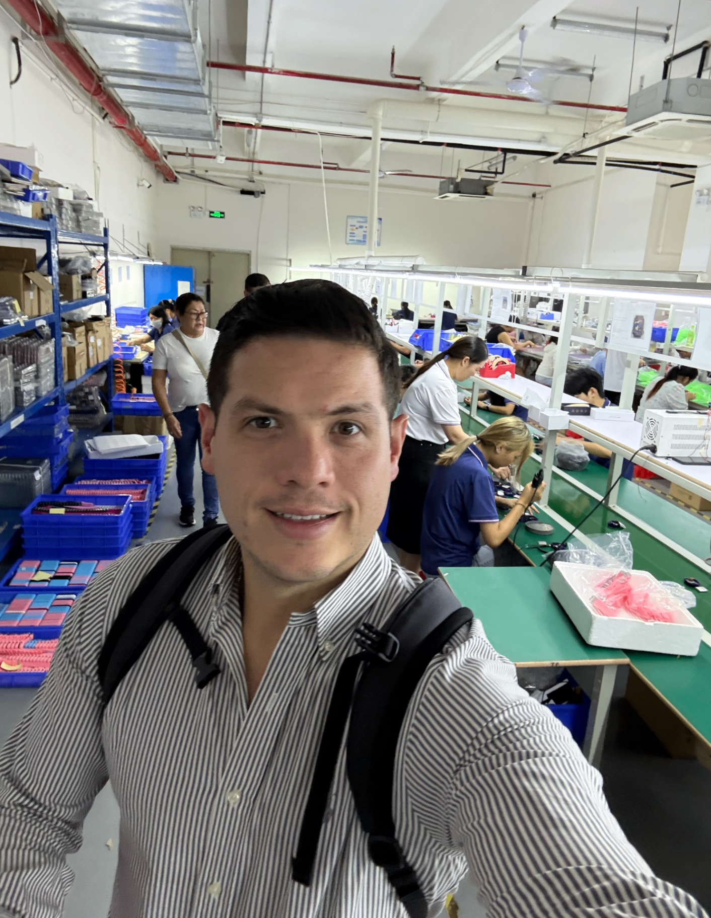 Visita a línea de producción de fábrica en Shenzhen, China — Money Bridge